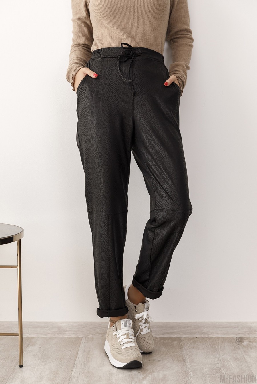 Черные свободные брюки с фактурой- Фото 2