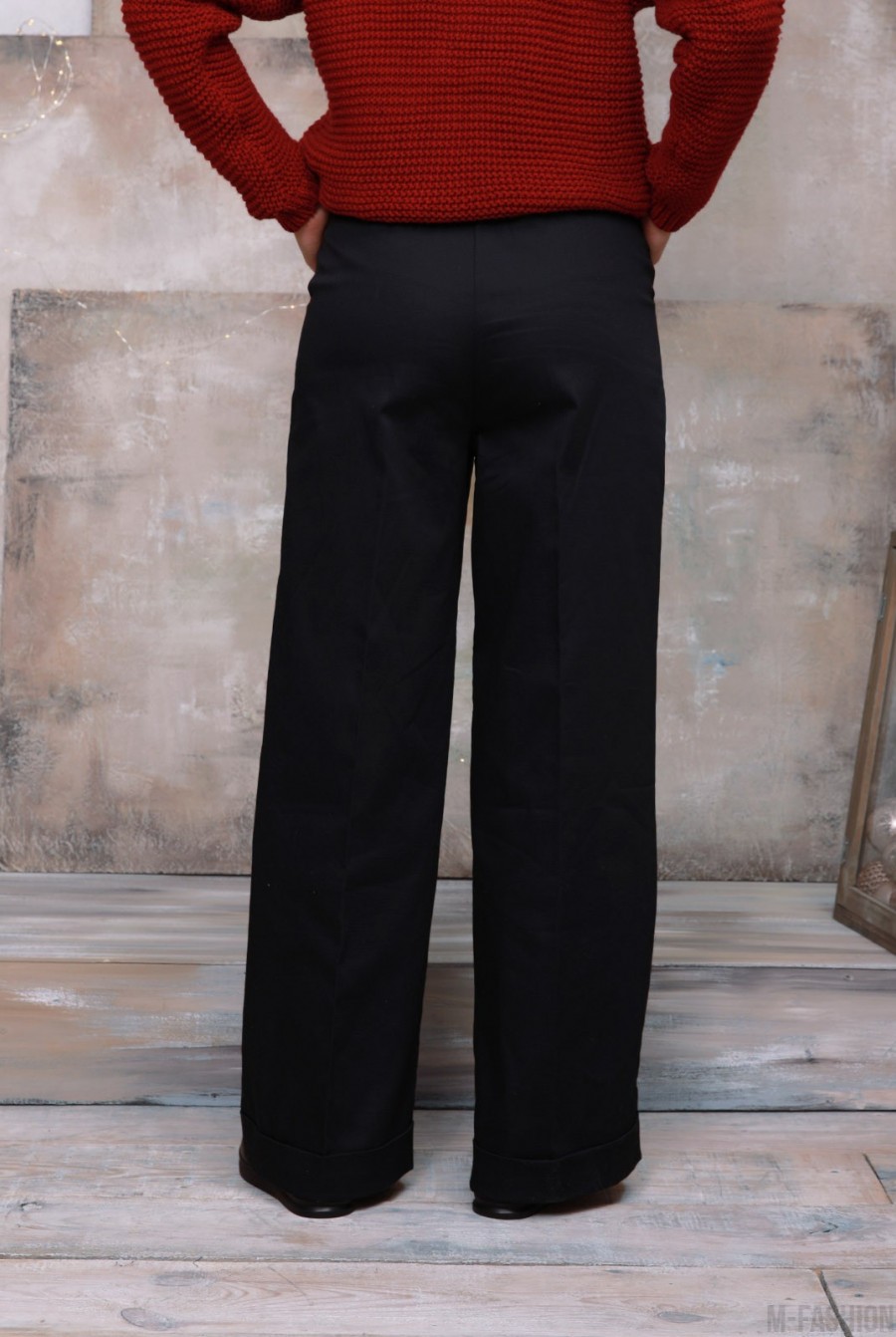 Принтованные черные широкие брюки с подворотами- Фото 3