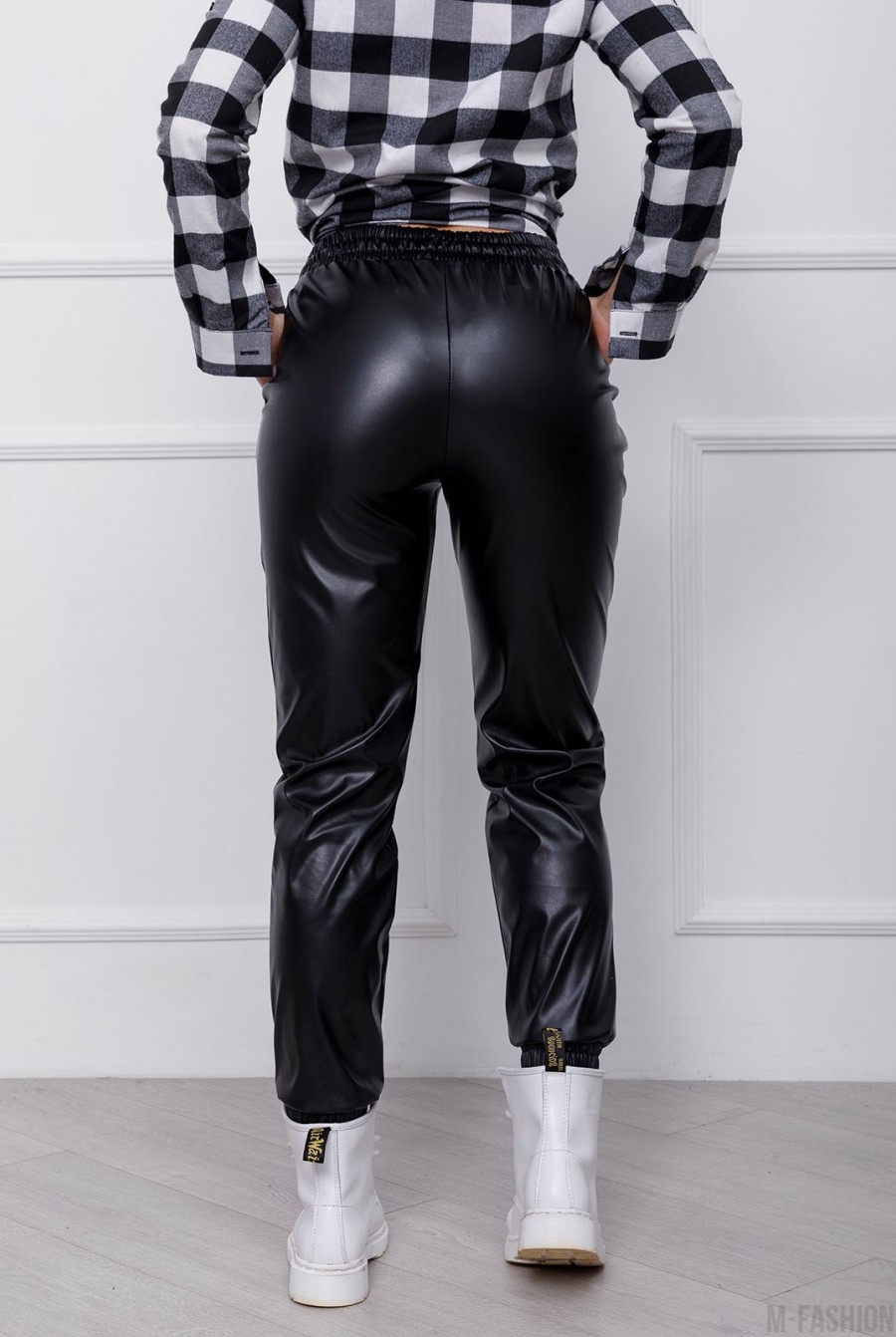 Черные брюки джоггеры из эко-кожи- Фото 3