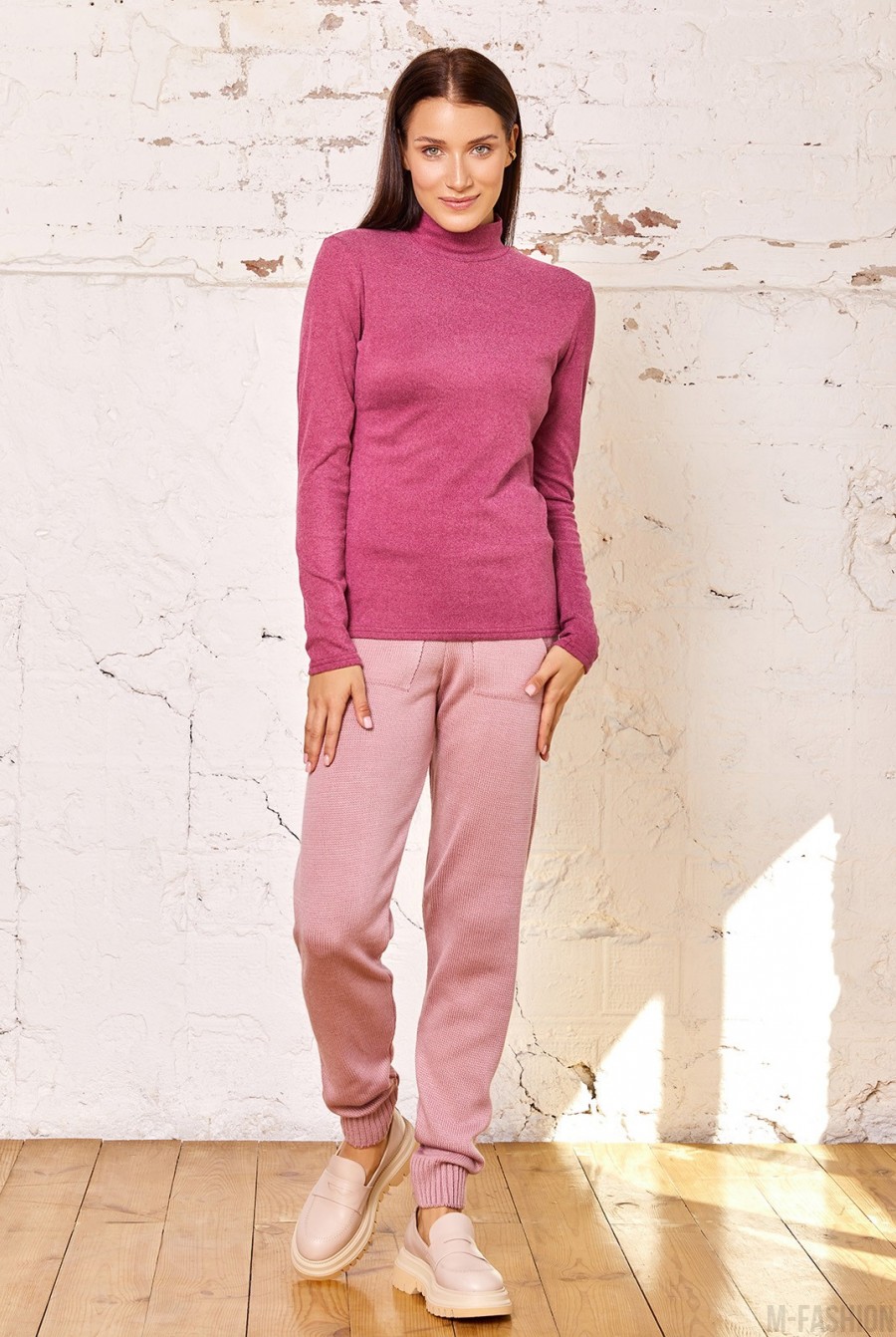 Розовые шерстяные вязаные брюки с манжетами- Фото 4