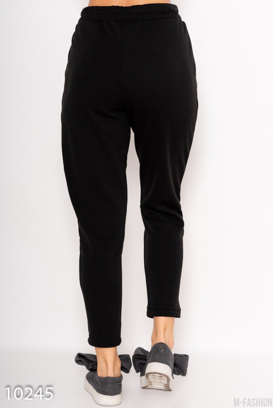 Черные утепленные зауженные брюки на меху с принтованной тесемкой- Фото 3
