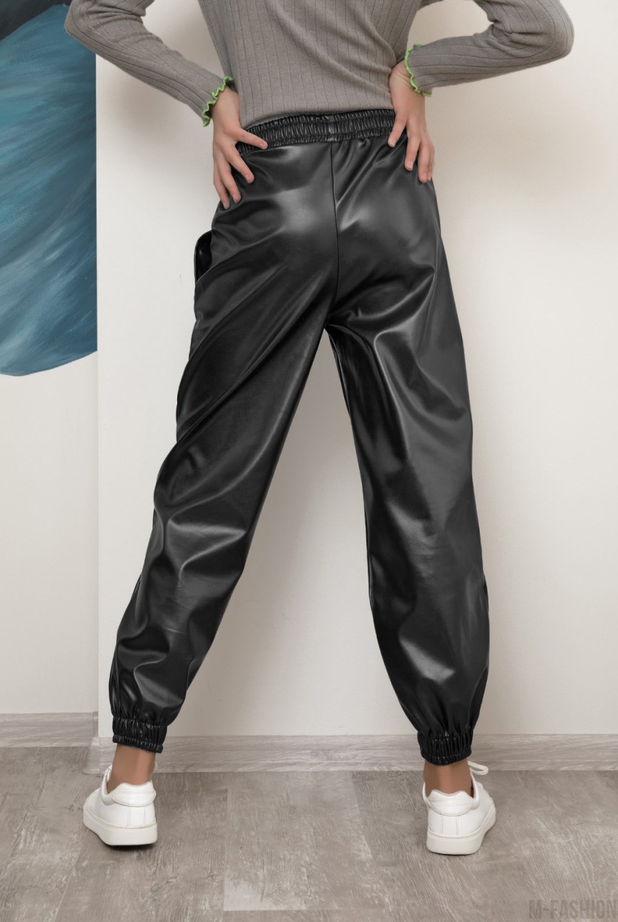 Серые кожаные брюки джоггеры- Фото 3