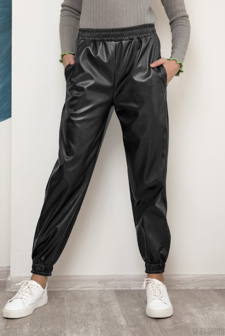 Серые кожаные брюки джоггеры - Фото 1