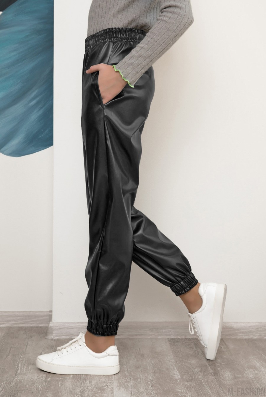 Серые кожаные брюки джоггеры- Фото 2