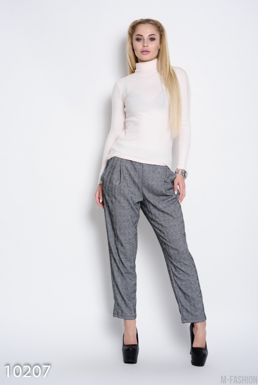 Серые в полосатый принт трикотажные брюки с карманами- Фото 3