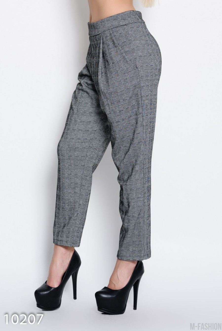 Серые в полосатый принт трикотажные брюки с карманами- Фото 5