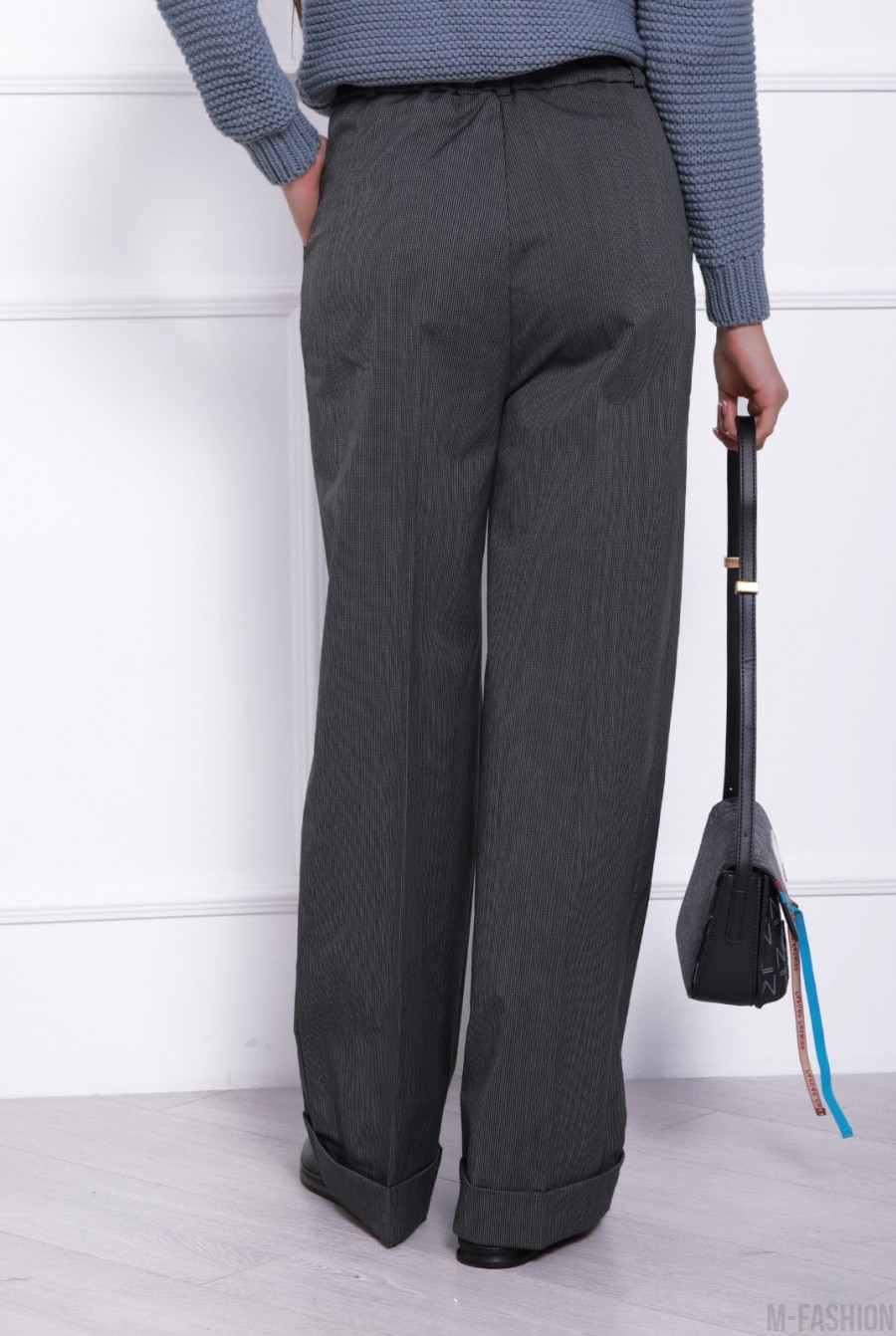 Принтованные серые широкие брюки с подворотами- Фото 3