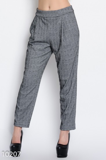 Серые в полосатый принт трикотажные брюки с карманами