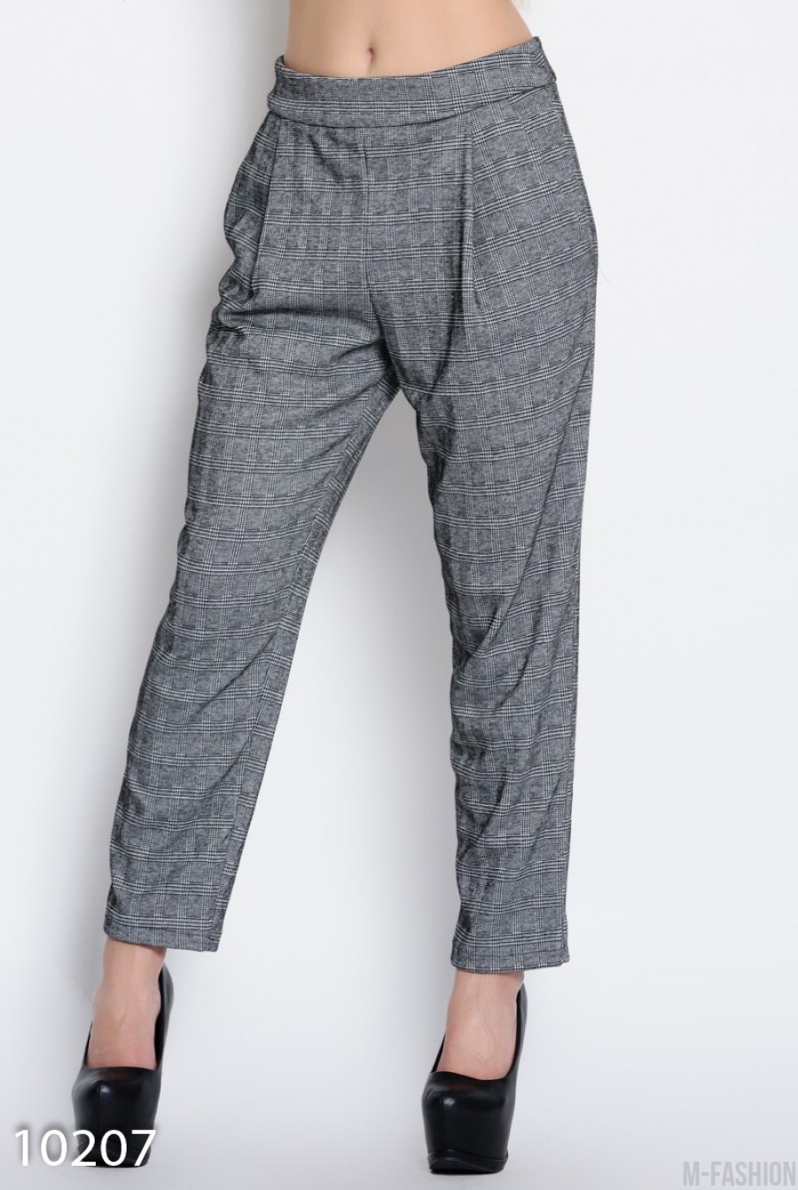 Серые в полосатый принт трикотажные брюки с карманами - Фото 1
