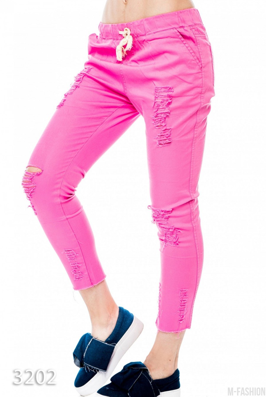 Розовые укороченные рваные джинсы со шнурком в поясе - Фото 1