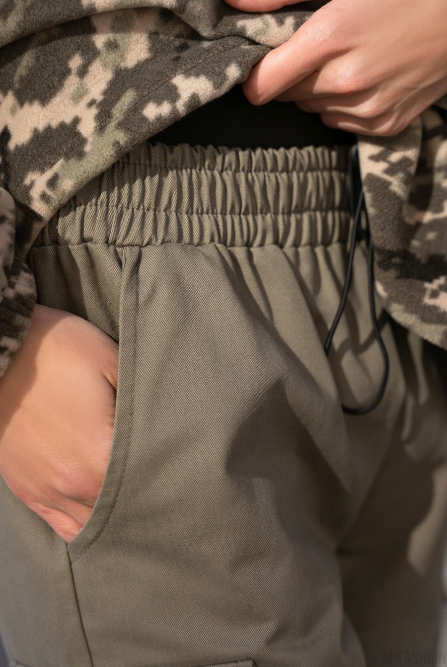 Коттоновые брюки цвета хаки в стиле милитари- Фото 4