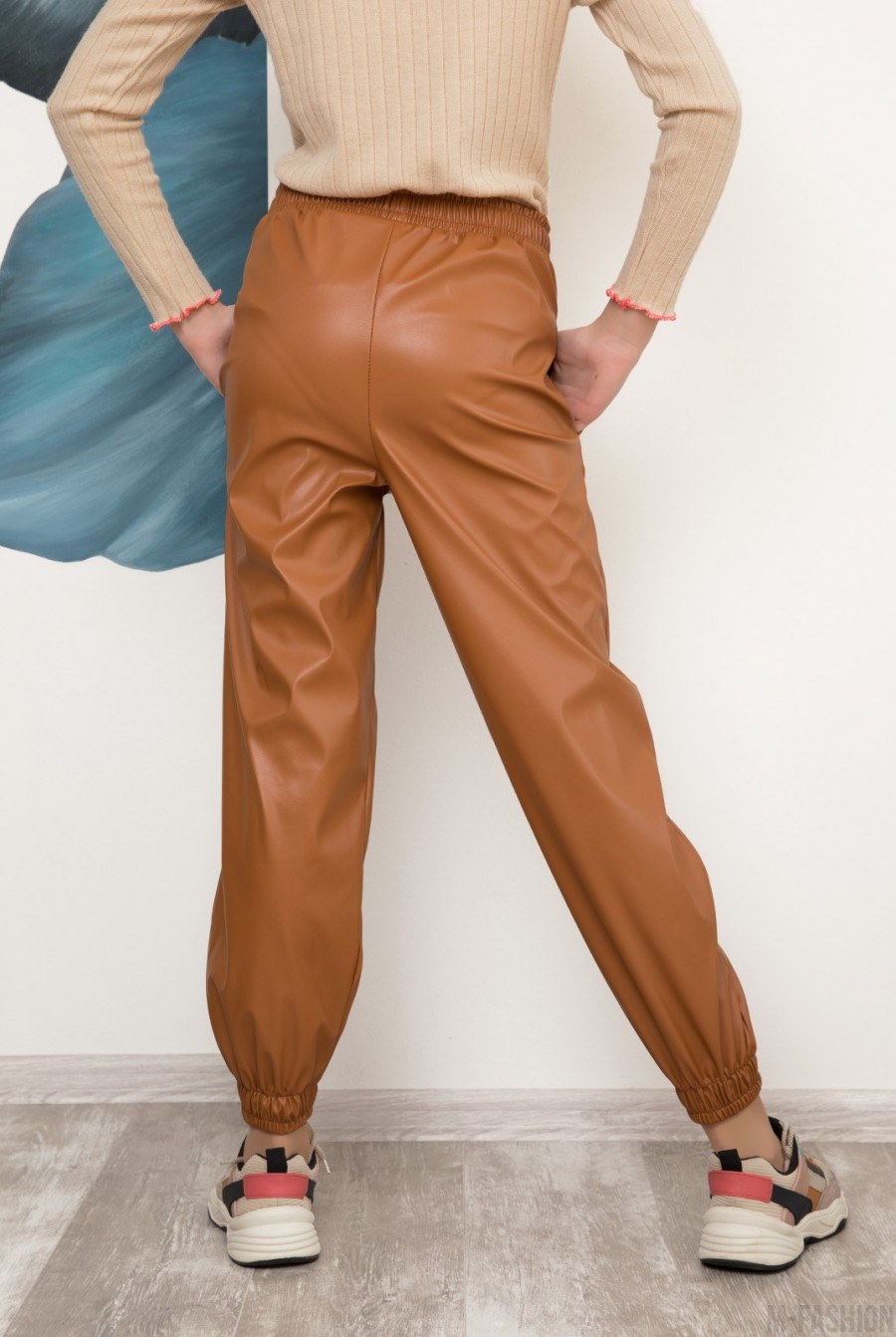 Горчичные кожаные брюки джоггеры- Фото 2