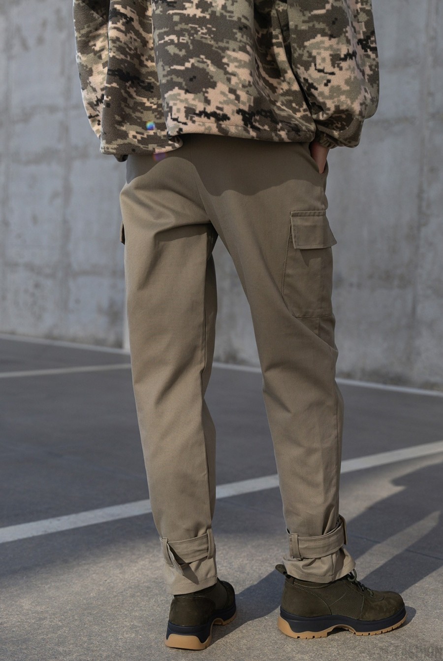 Коттоновые брюки цвета хаки в стиле милитари- Фото 3
