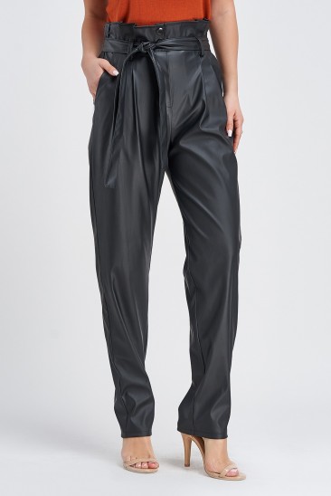 Черные присборенные брюки из эко-кожи