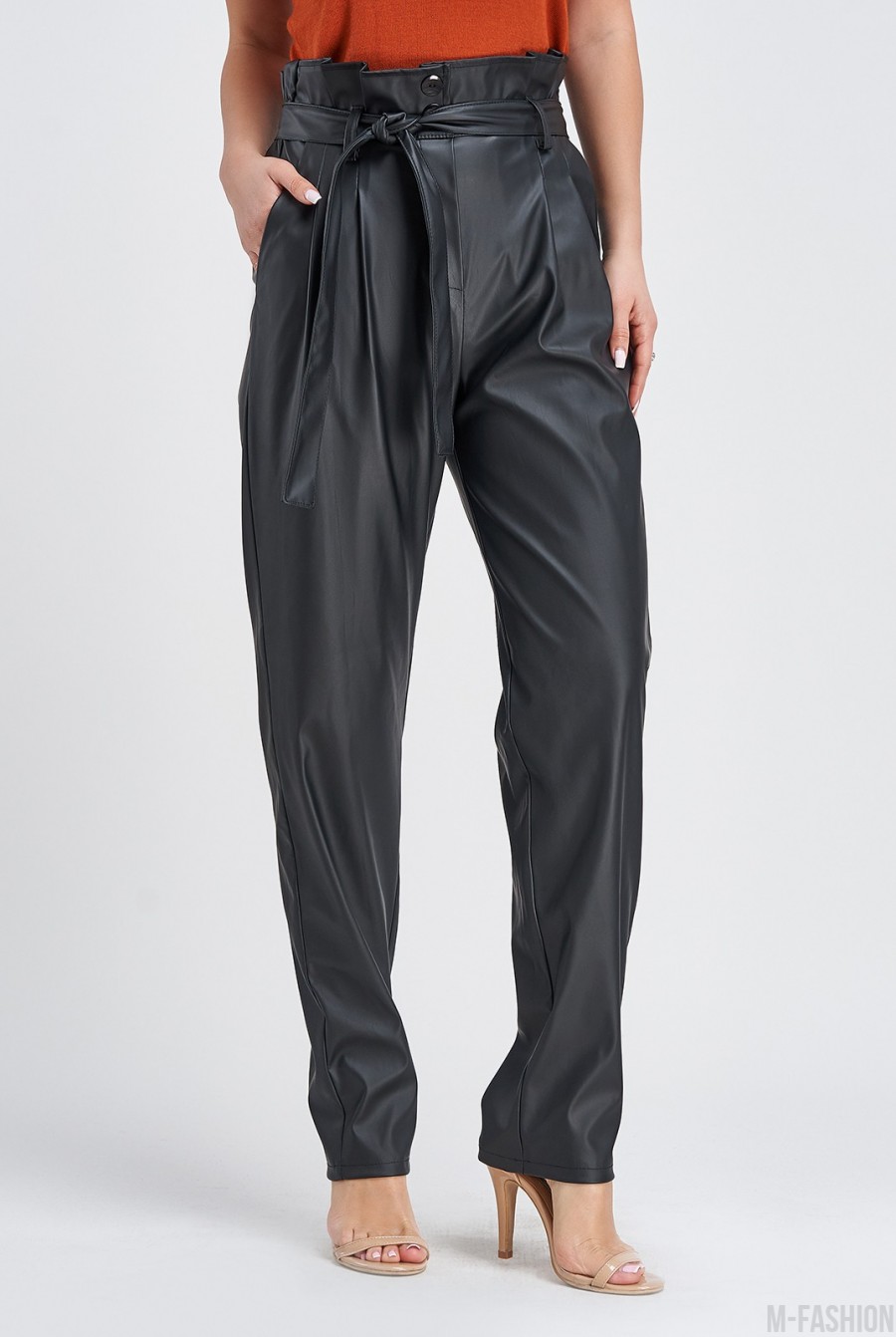 Черные присборенные брюки из эко-кожи - Фото 1