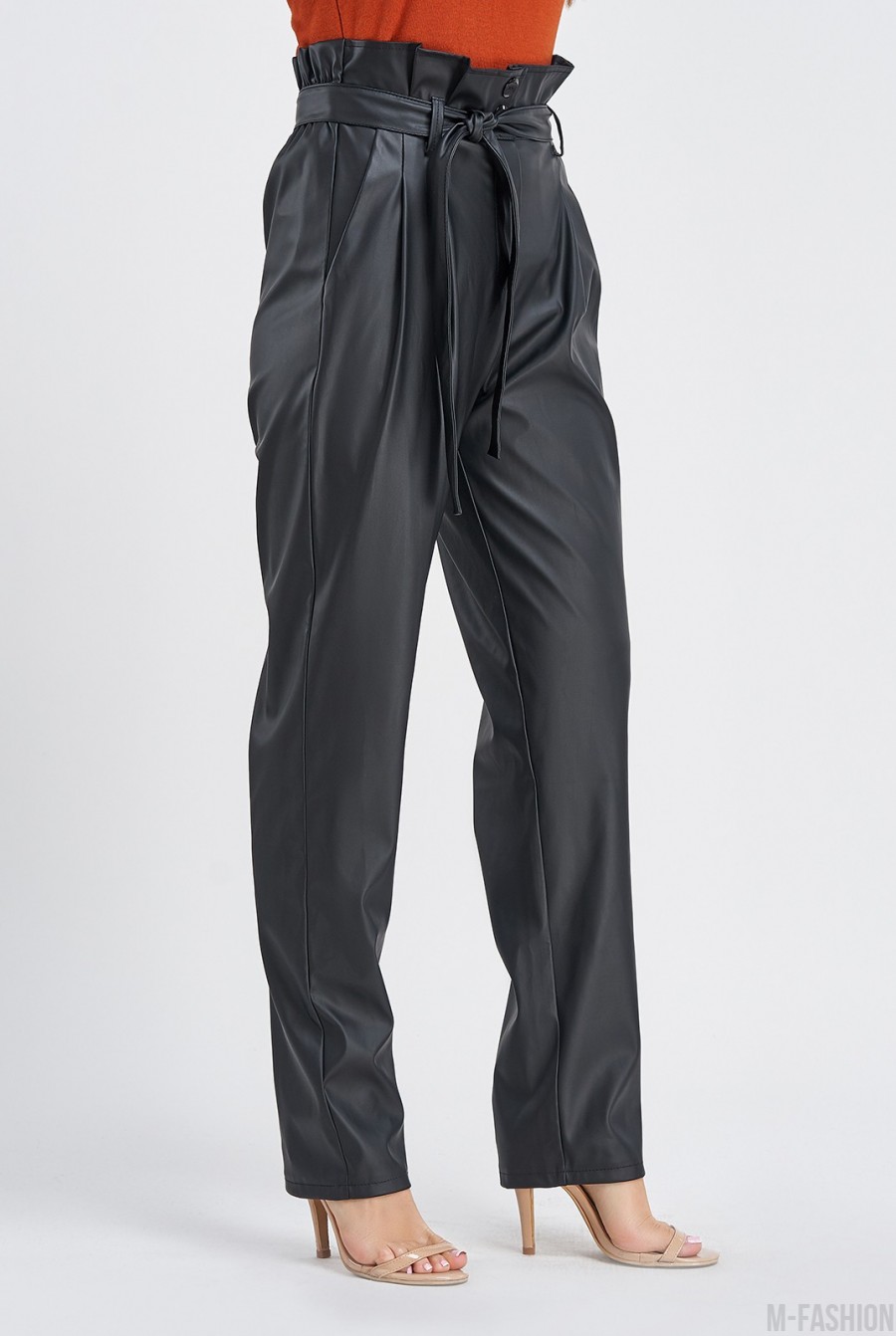 Черные присборенные брюки из эко-кожи- Фото 2