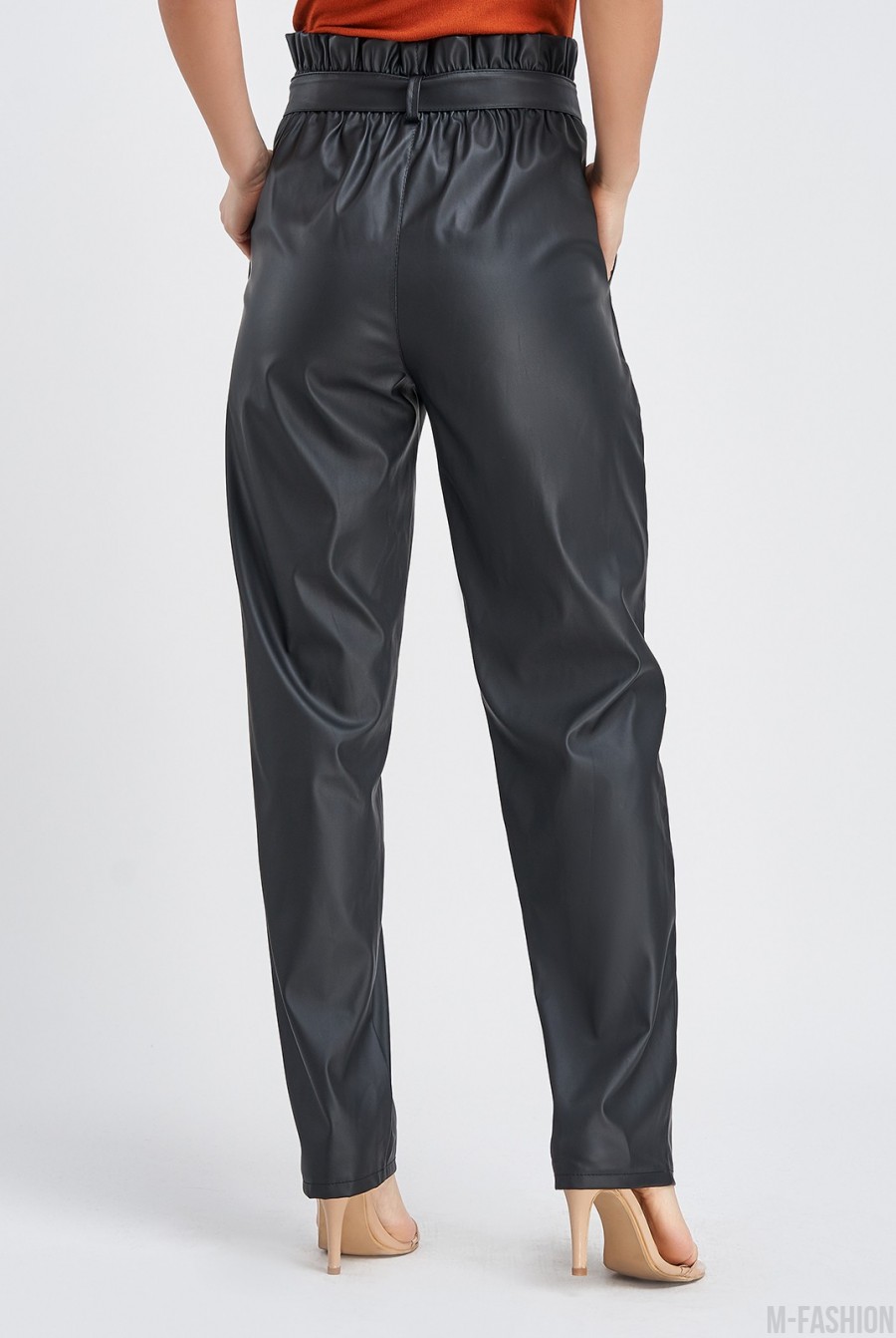Черные присборенные брюки из эко-кожи- Фото 3