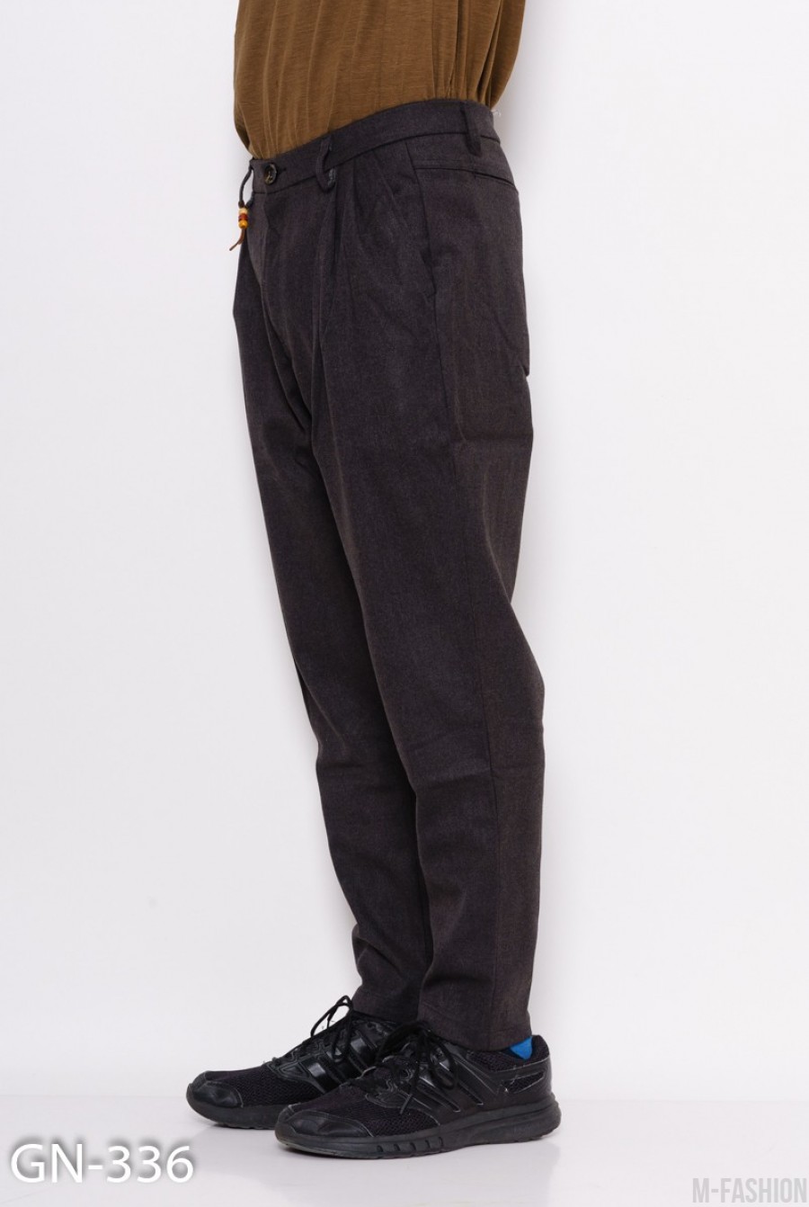 Темно-серые брюки чинос с защипами у пояса- Фото 2