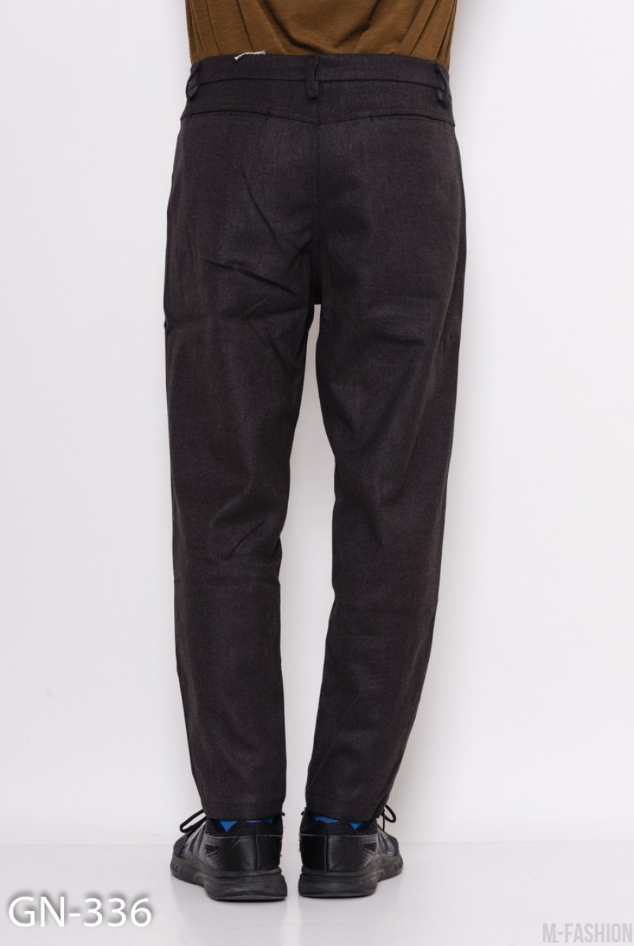Темно-серые брюки чинос с защипами у пояса- Фото 3