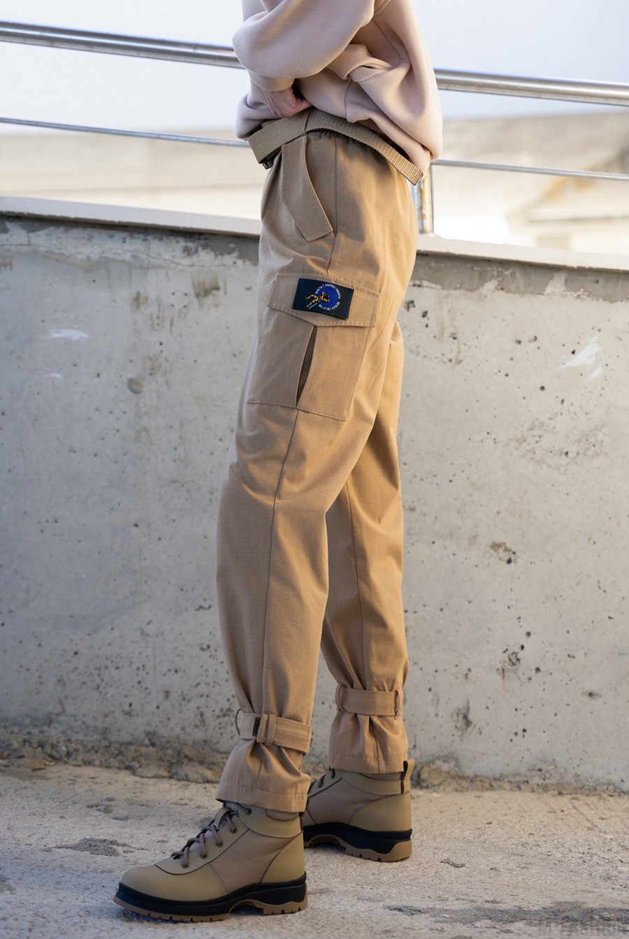 Бежевые брюки карго из фактурного коттона- Фото 2
