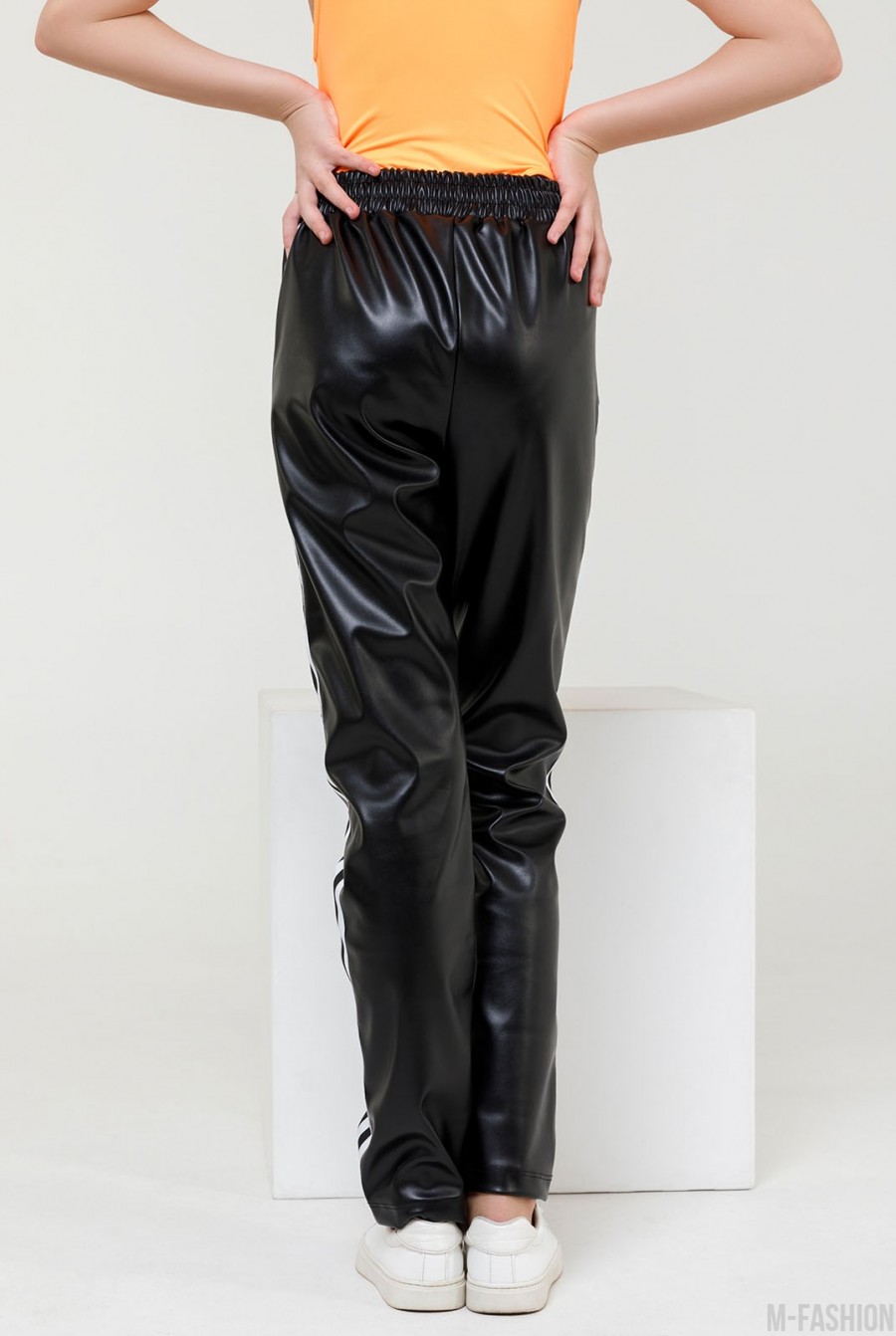 Черные кожаные брюки с лампасами- Фото 3