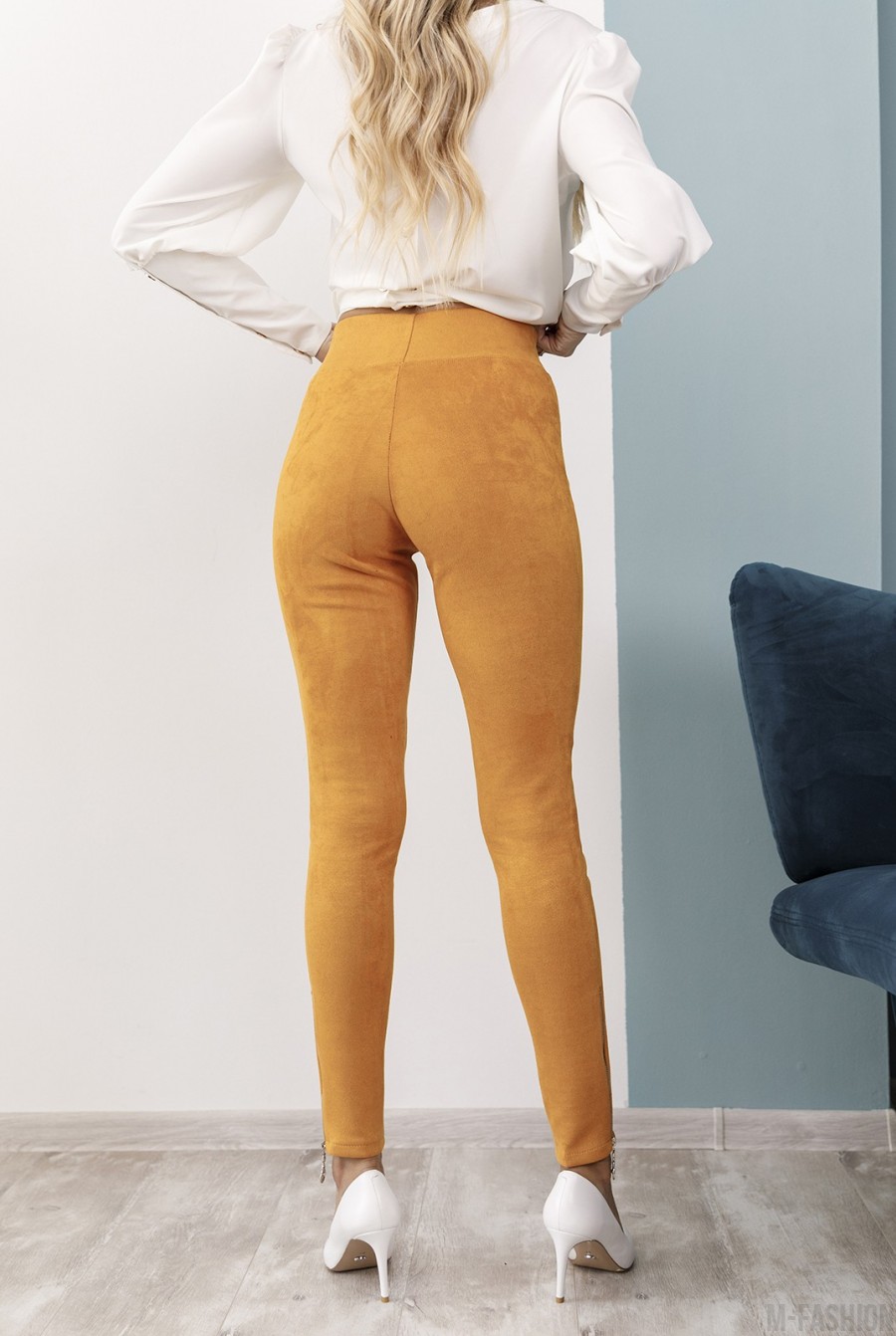 Горчичные замшевые облегающие брюки со стрелками- Фото 3