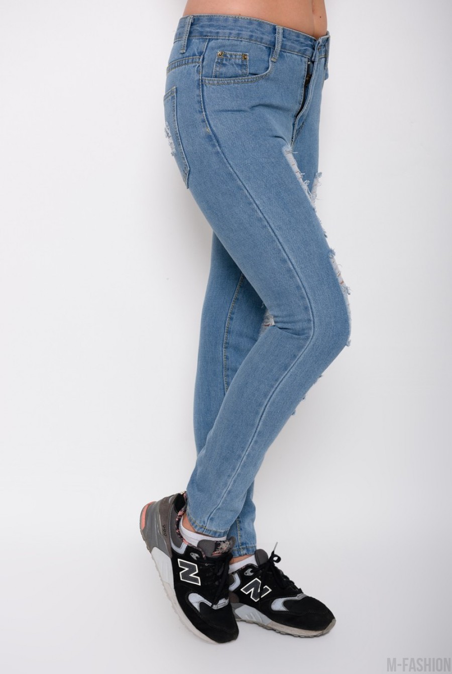 Голубые зауженные джинсы с крупной перфорацией- Фото 3