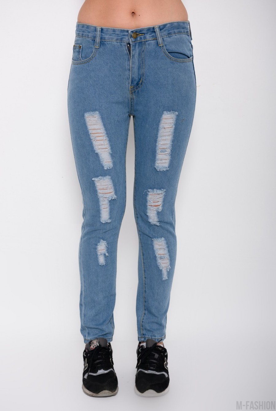 Голубые зауженные джинсы с крупной перфорацией - Фото 1