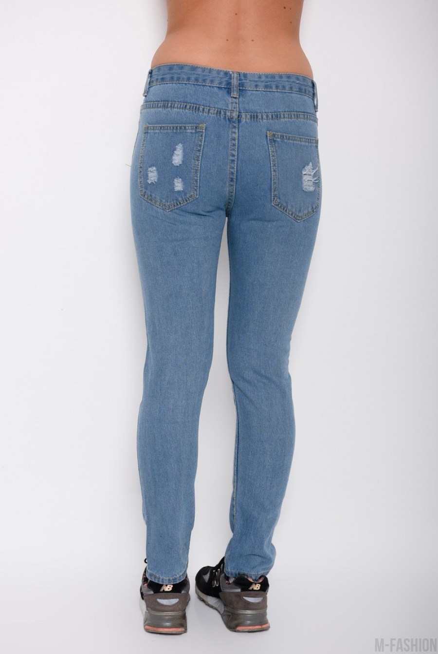 Голубые зауженные джинсы с крупной перфорацией- Фото 5