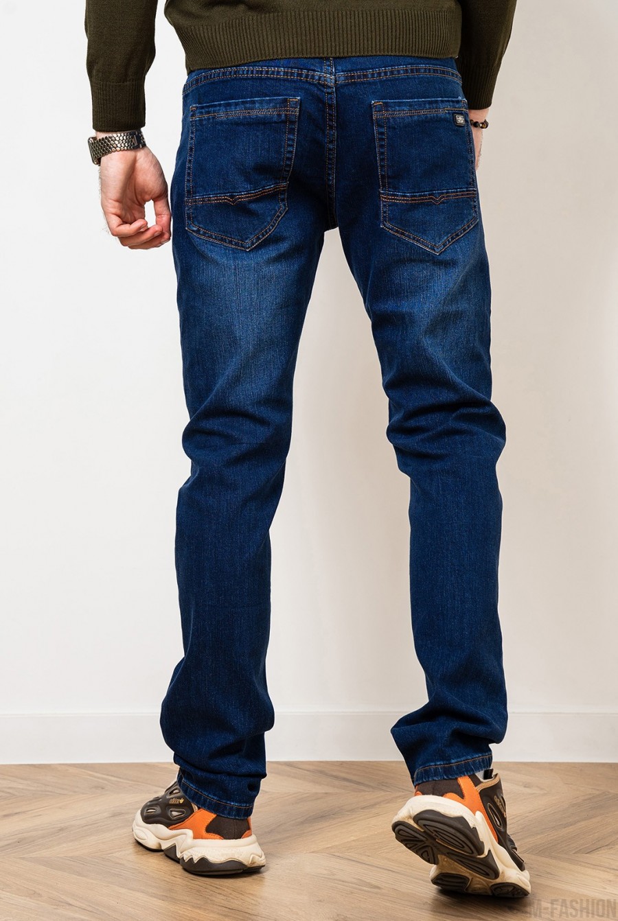 Синие джинсы с легкими потертостями- Фото 3