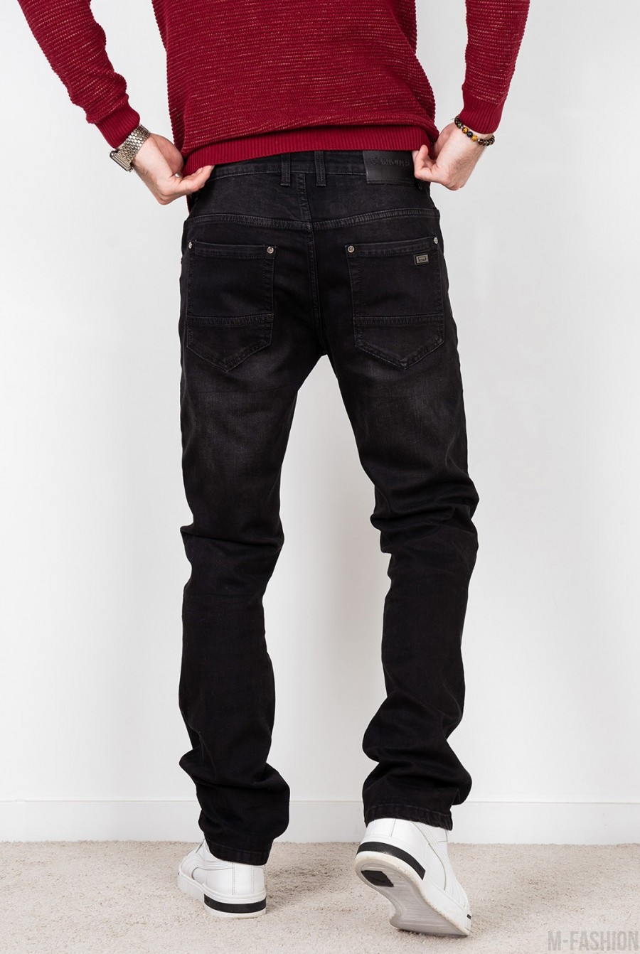 Черные джинсы с легкими потертостями- Фото 3