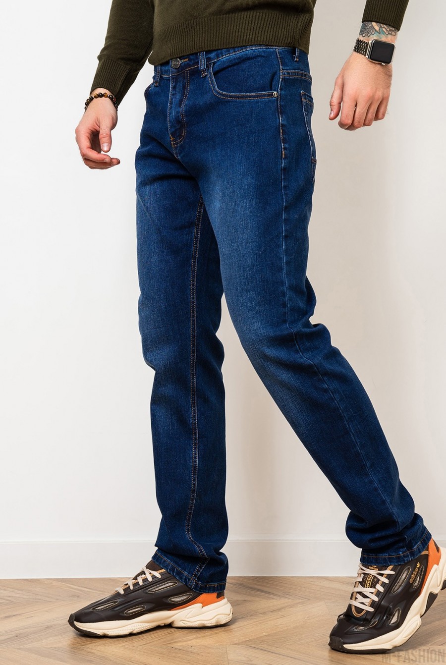 Синие джинсы с легкими потертостями- Фото 2