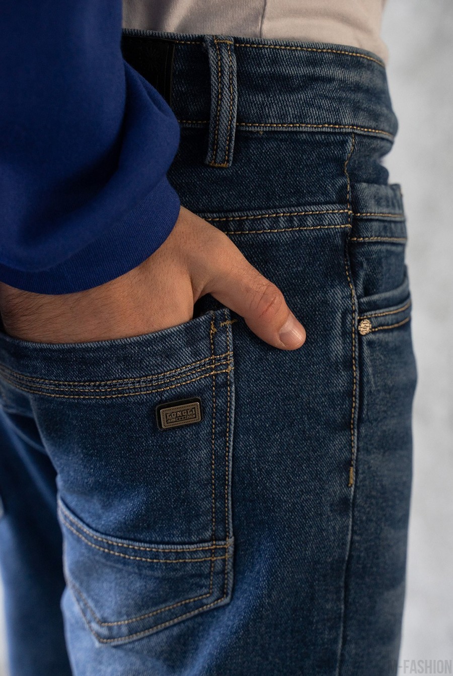 Синие джинсы с анатомическими потертостями- Фото 4