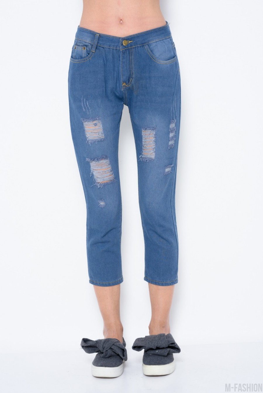 Синие укороченные джинсы с крупной перфорацией и анатомическими потертостями - Фото 1