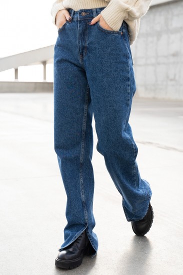Синие широкие джинсы с разрезами
