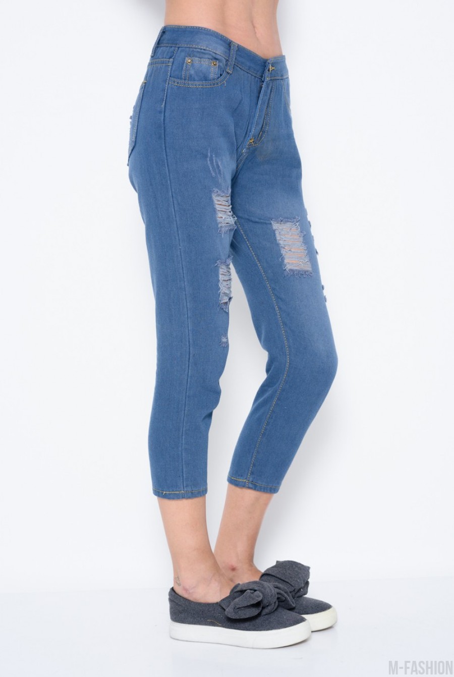 Синие укороченные джинсы с крупной перфорацией и анатомическими потертостями- Фото 3