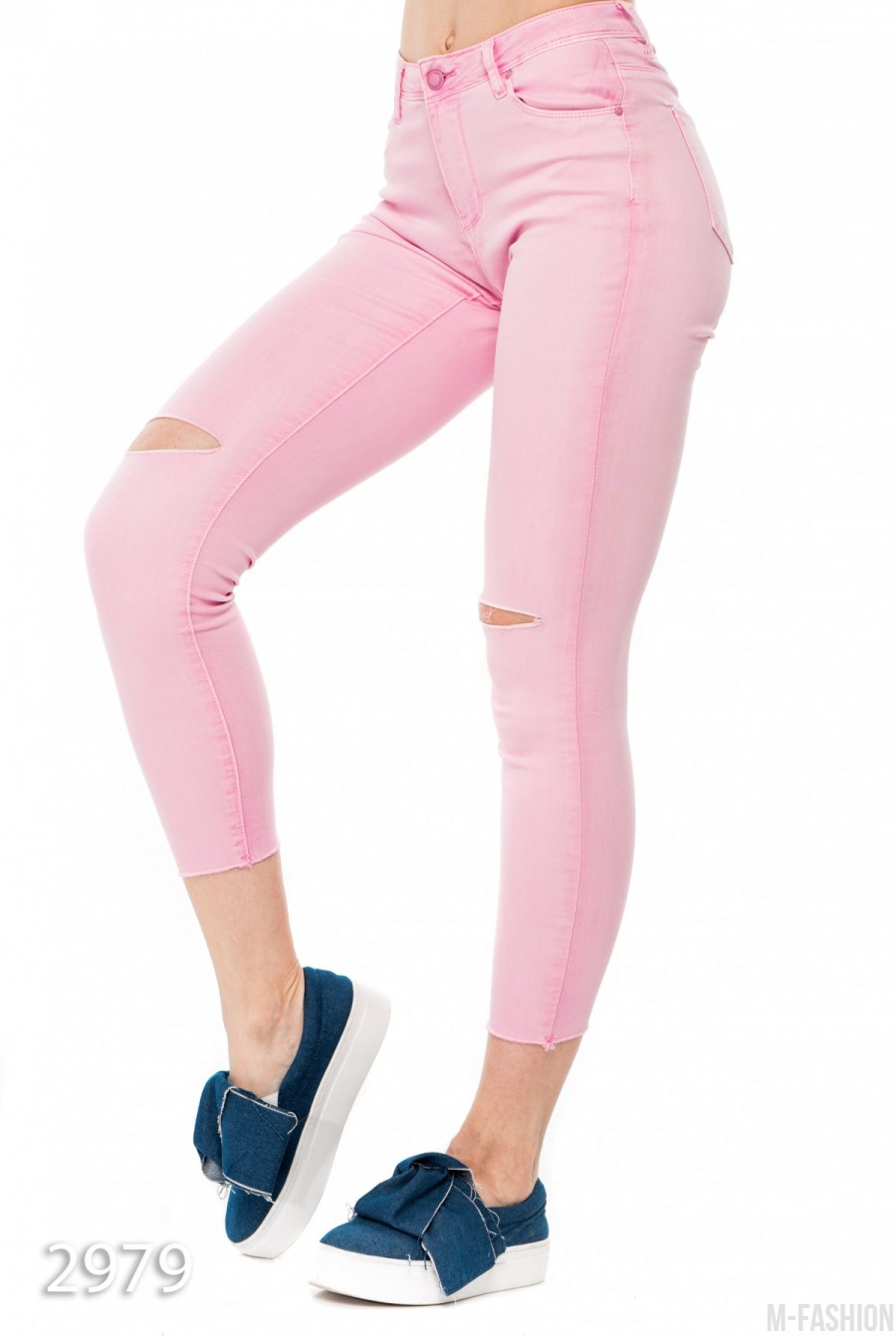 Розовые укороченные джинсы с прорезями на коленях- Фото 3