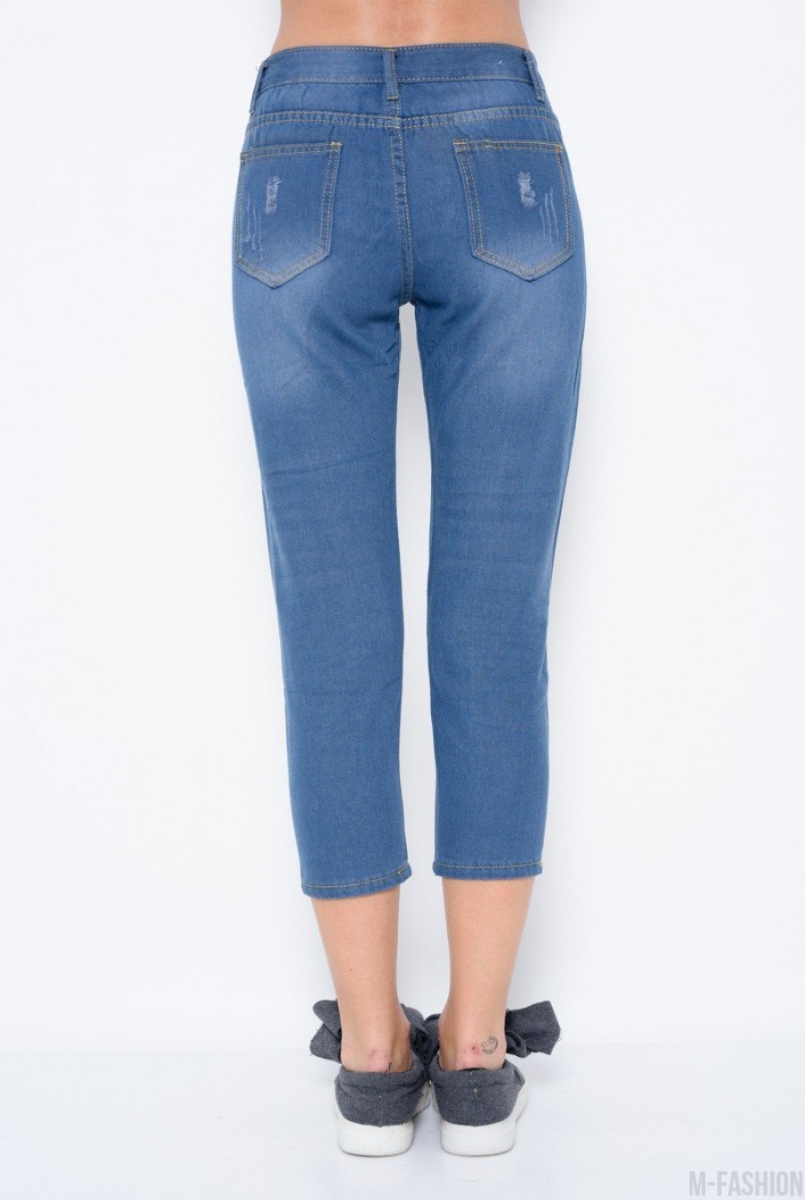 Синие укороченные джинсы с крупной перфорацией и анатомическими потертостями- Фото 4