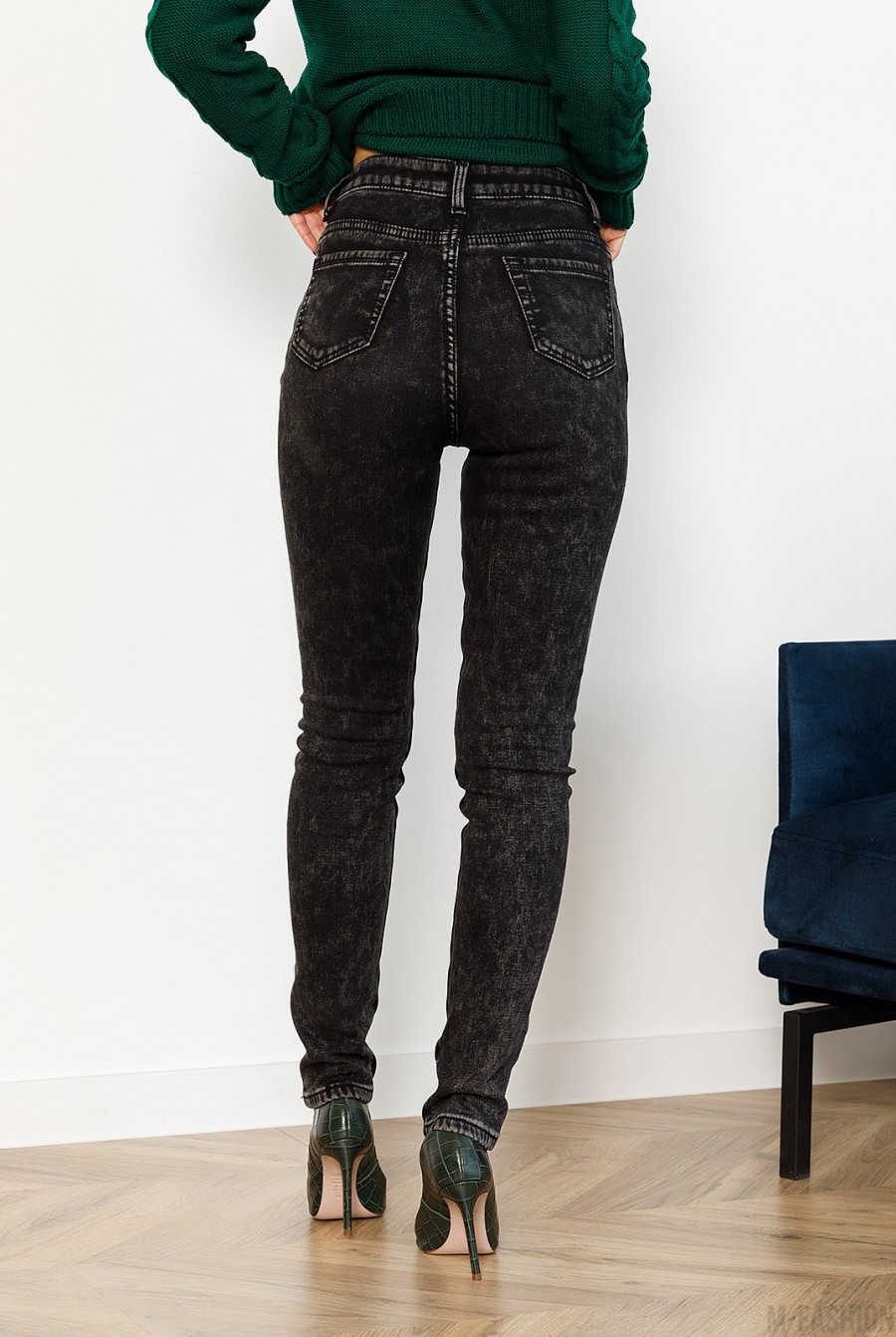 Серые теплые джинсы с потертостями- Фото 3