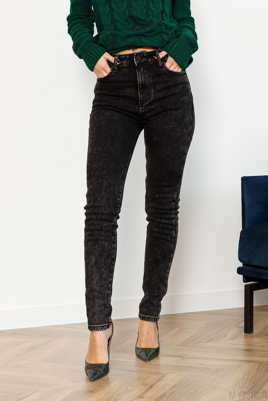 Серые теплые джинсы с потертостями - Фото 1