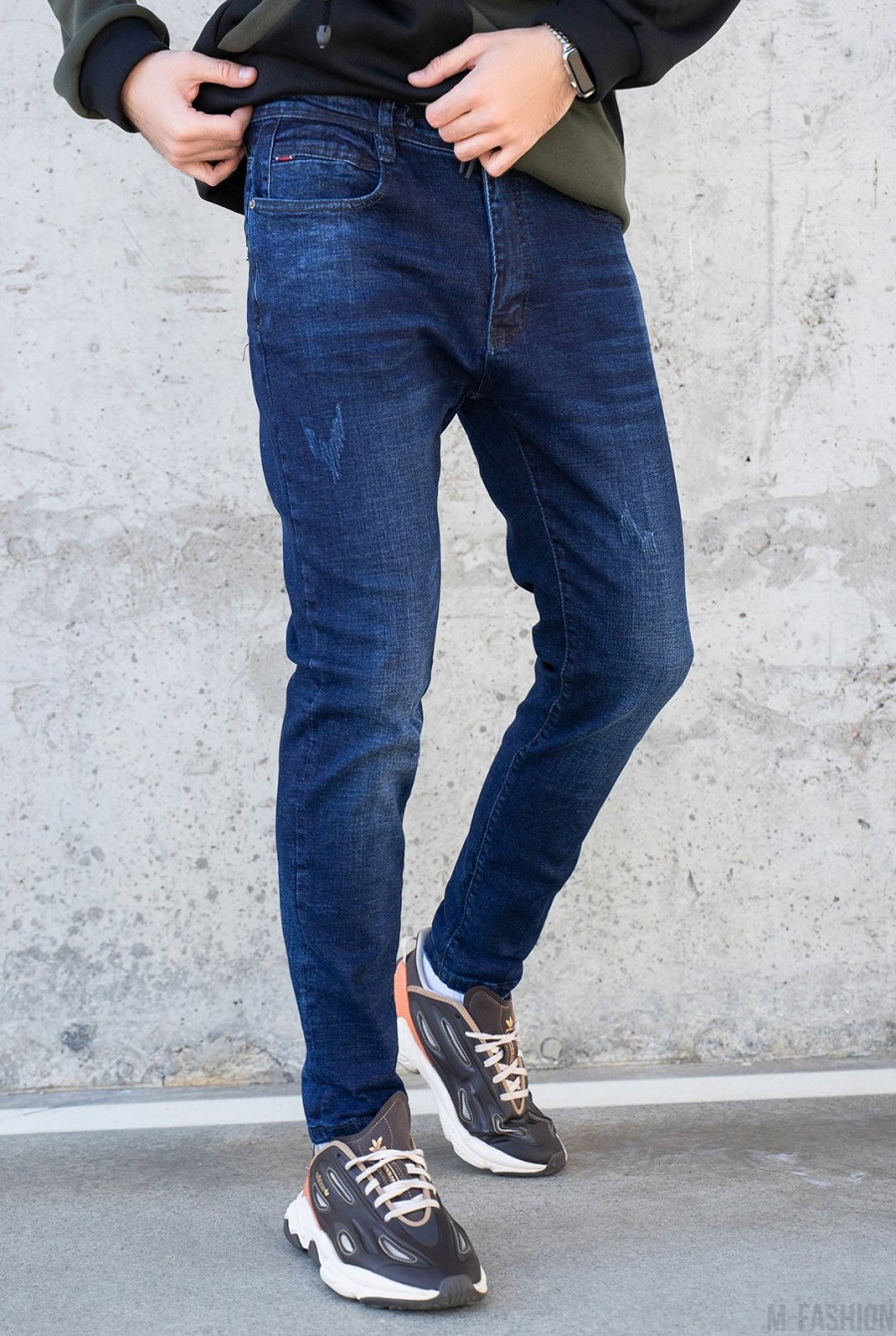 Синие зауженные джинсы с перфорацией- Фото 2