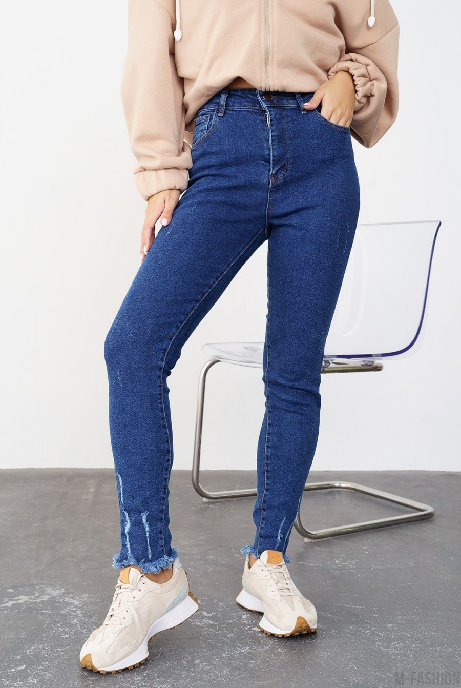 Синие джинсы с перфорацией - Фото 1