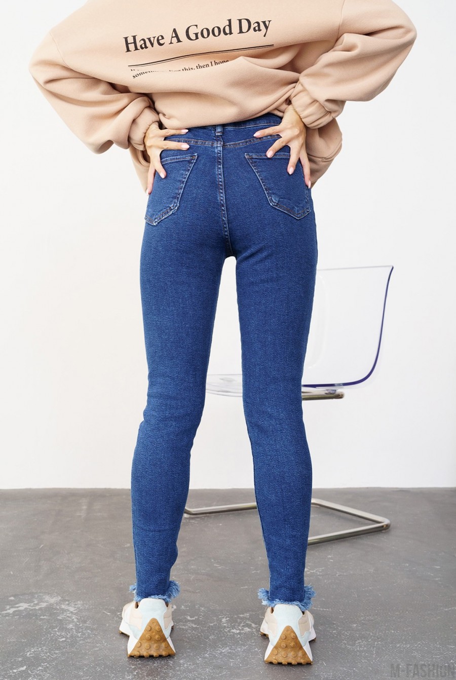 Синие джинсы с перфорацией- Фото 3