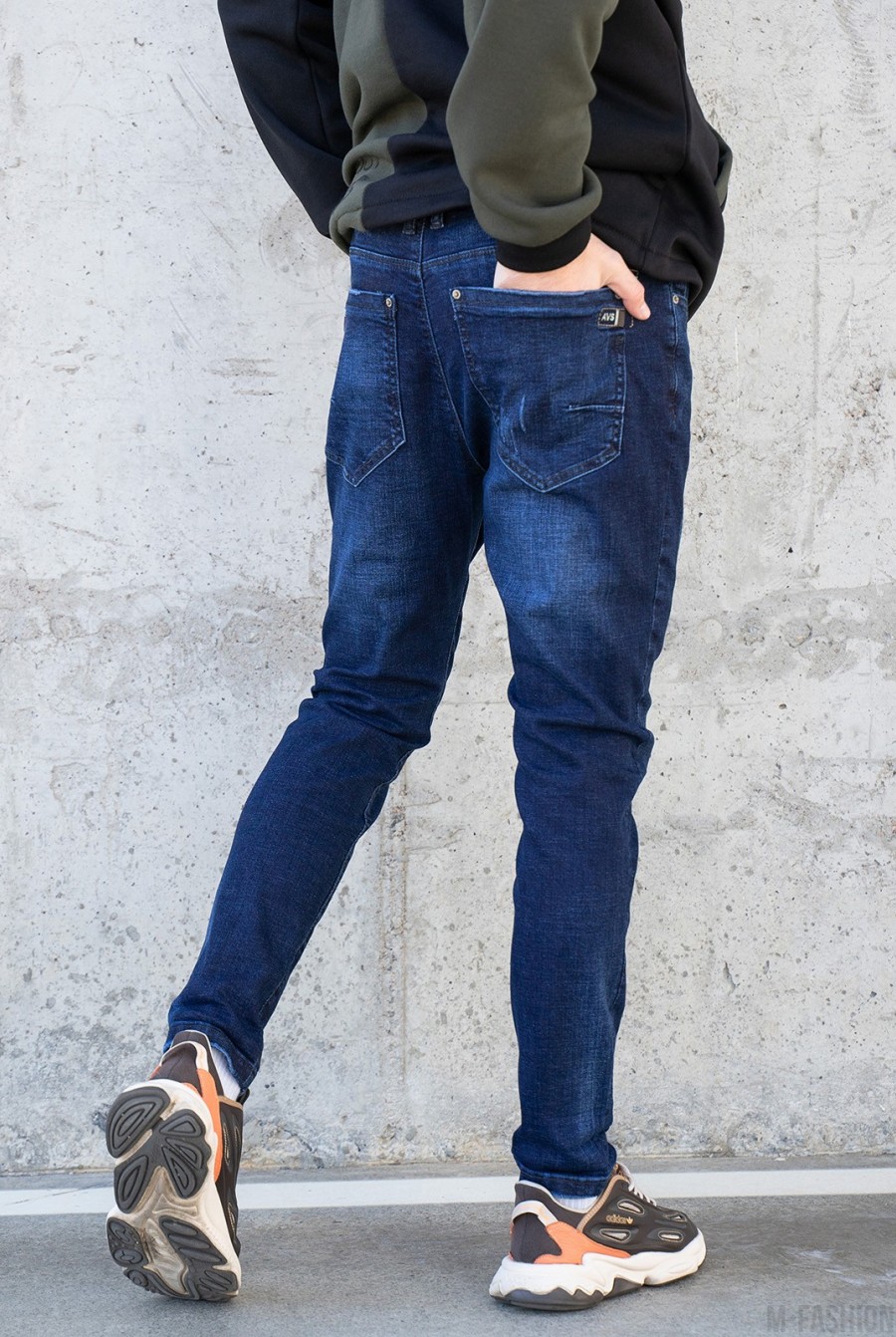 Синие зауженные джинсы с перфорацией- Фото 3