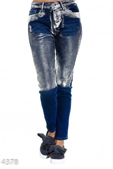 Синие классические джинсы покрытые до колен серебристой краской