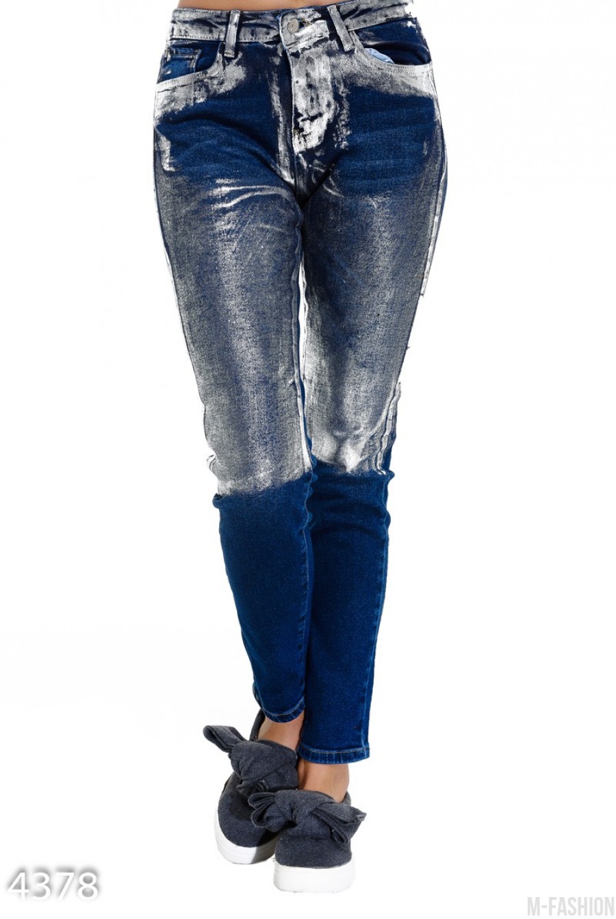 Синие классические джинсы покрытые до колен серебристой краской - Фото 1
