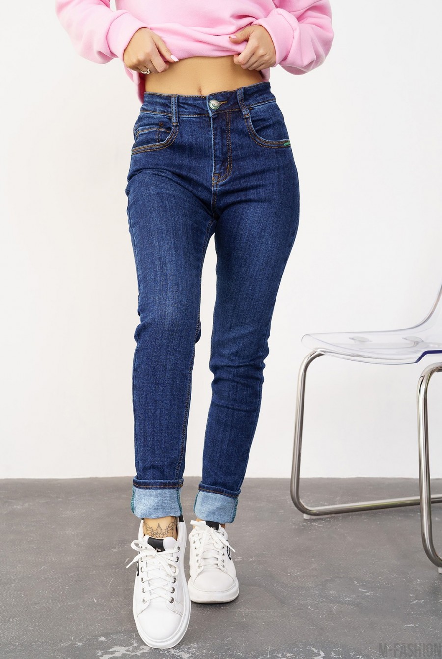 Синие стрейчевые джинсы на байке - Фото 1