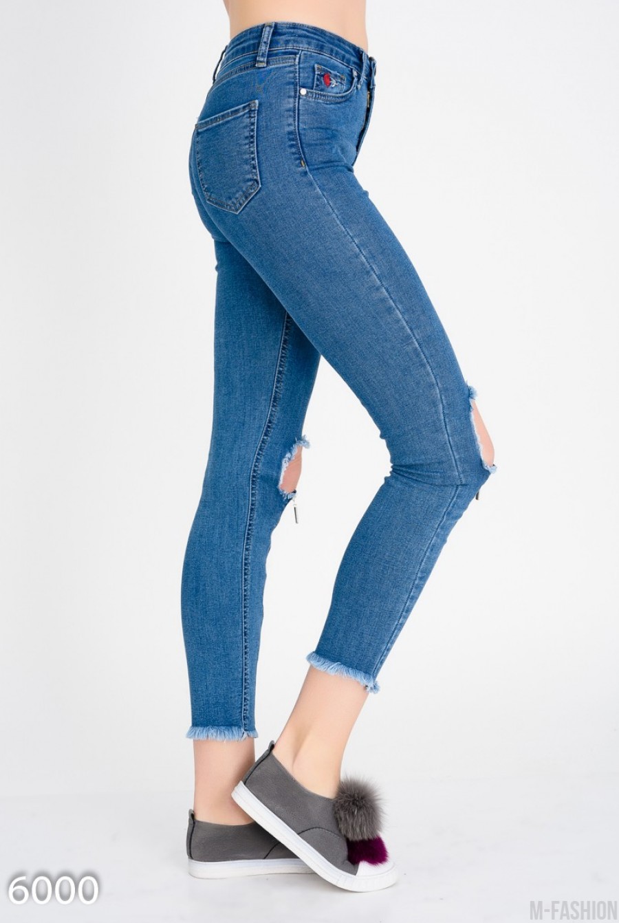 Короткие узкие джинсы с крупными дырками на коленях- Фото 3