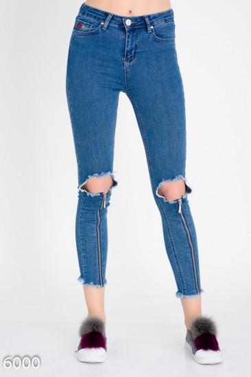 Короткие узкие джинсы с крупными дырками на коленях