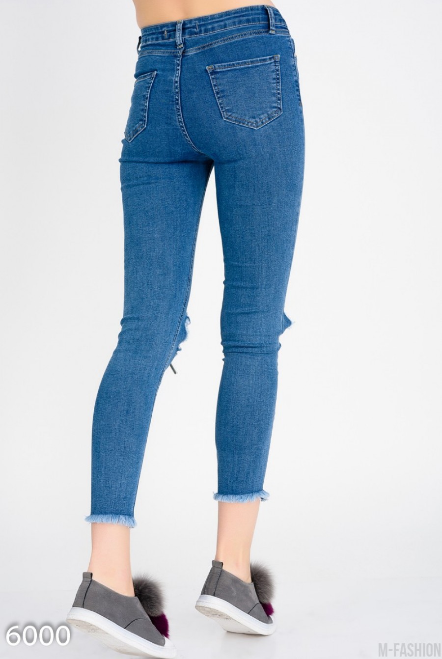 Короткие узкие джинсы с крупными дырками на коленях- Фото 5